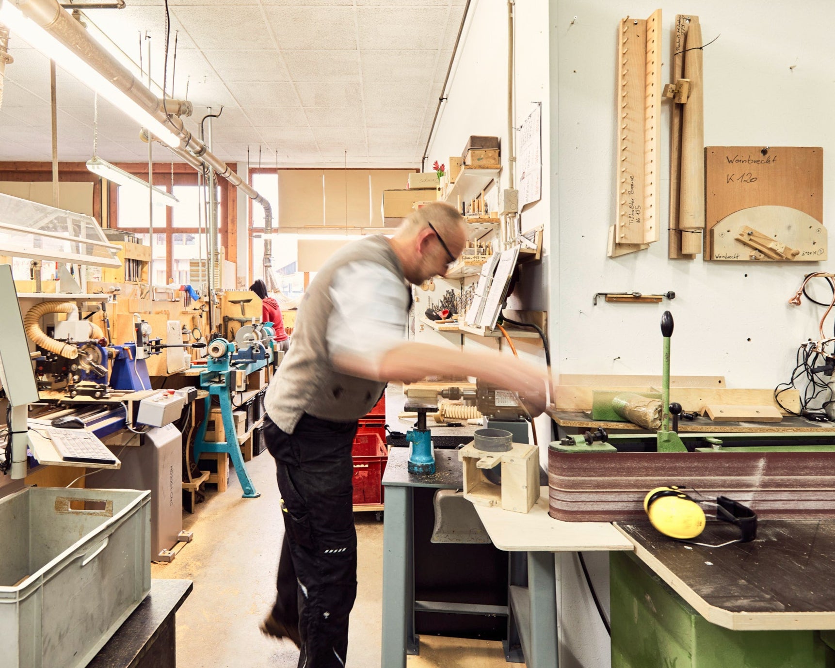 E+M Holzprodukte | Drechslerei Werkstatt Reportage Bandschleifmaschine