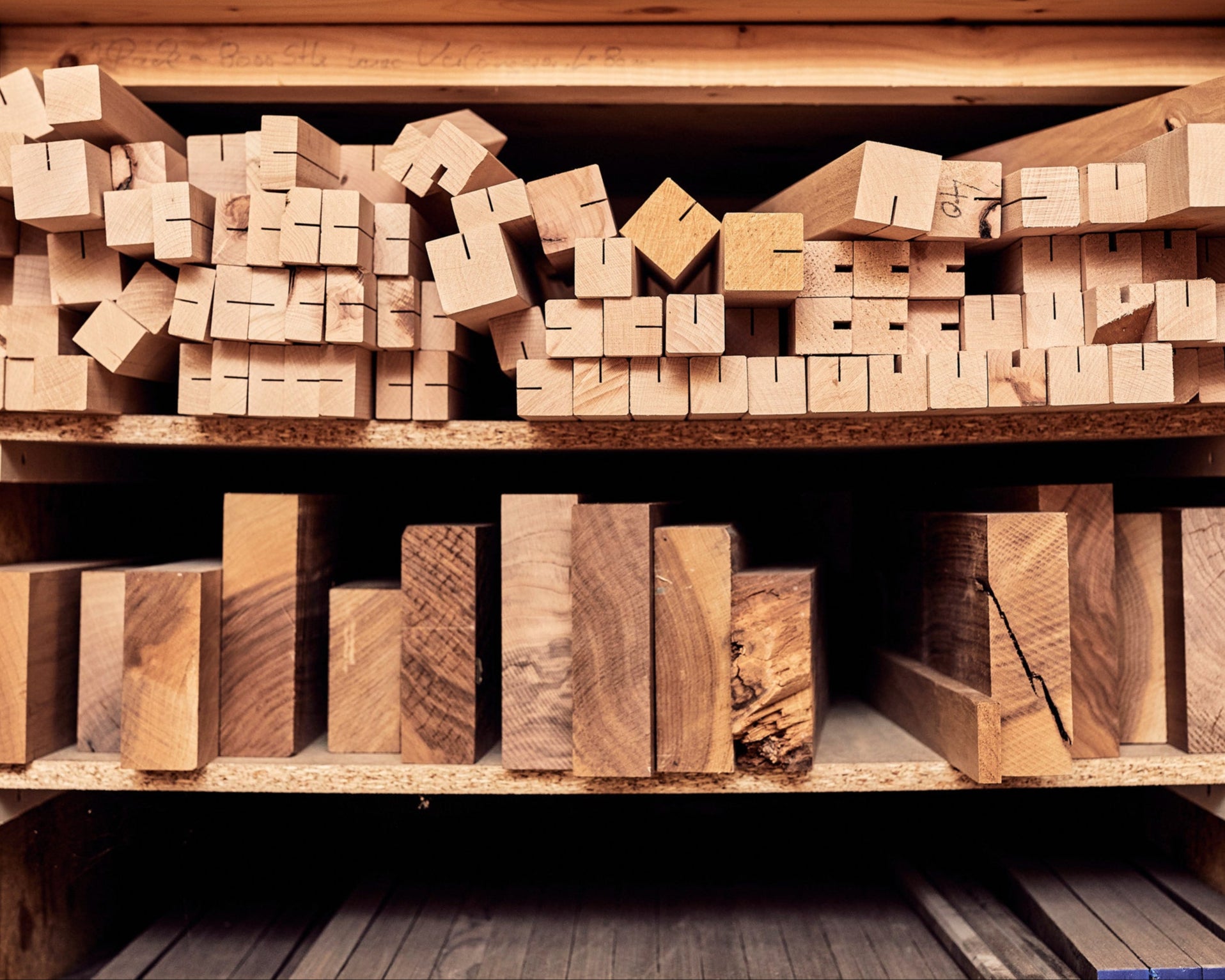 E+M Holzprodukte | Drechslerei Werkstatt Reportage Lager