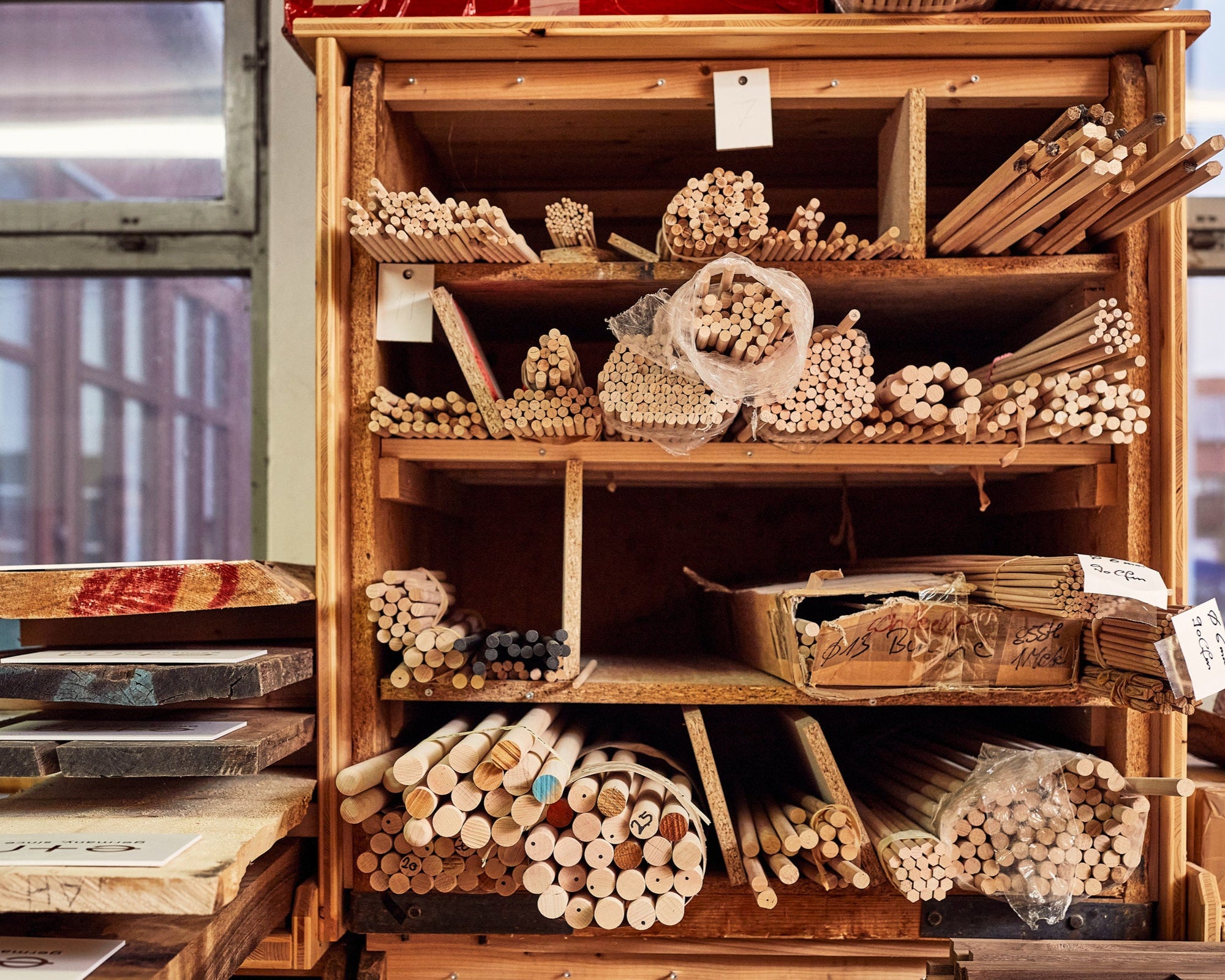 E+M Holzprodukte | Drechslerei Werkstatt Reportage Lager